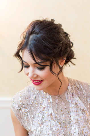 прическа невесты 2019, свадебная прическа с выпущенными прядями 