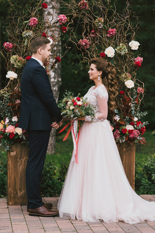 Выбор The-wedding.ru: 7 самых красивых свадеб в цвете марсала 