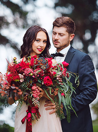 Выбор The-wedding.ru: 7 самых красивых свадеб в цвете марсала 