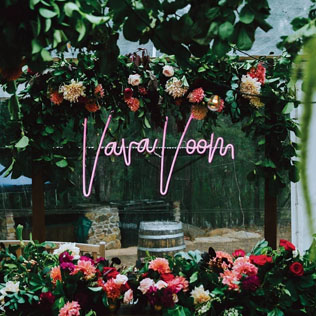 тренды свадебного декора 2019, неон 