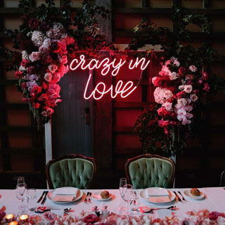 тренды свадебного декора 2019, неон