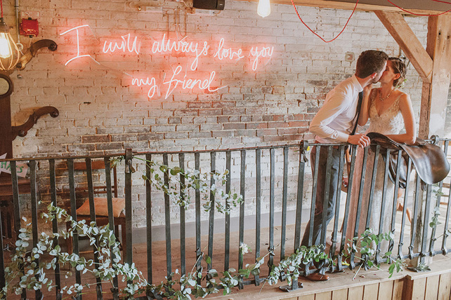 тренды свадебного декора 2019, неон 