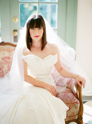 свадебные прически 2021, невеста с каре, гладкое каре 