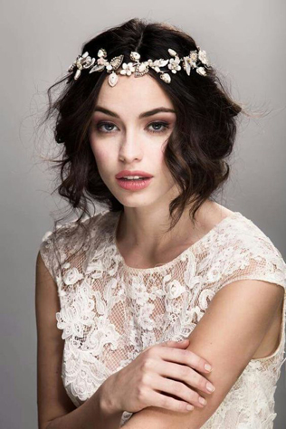 свадебные прически 2021, невеста с каре, небрежная укладка на короткие волосы 