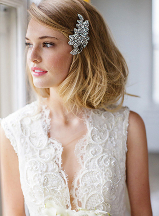 свадебные прически 2021, невеста с каре, небрежная укладка на короткие волосы 