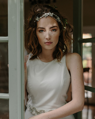 свадебные прически 2021, невеста с каре, небрежная укладка на короткие волосы 