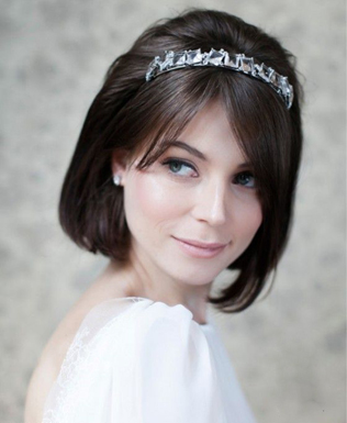 свадебные прически 2021, невеста с каре, каре с начесом 