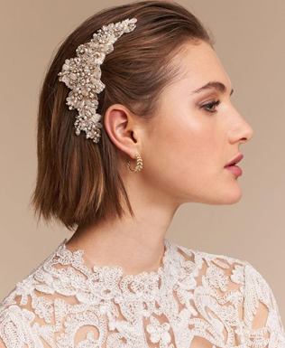 свадебные прически 2021, невеста с каре, каре с начесом 