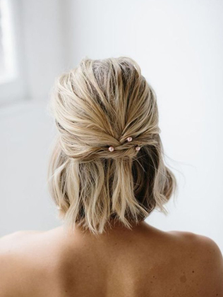 свадебные прически 2021, невеста с каре, свадебная прическа открывающая лицо 