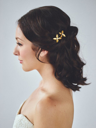 свадебные прически 2021, невеста с каре, свадебная прическа открывающая лицо 