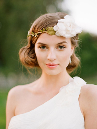 свадебные прически 2021, невеста с каре, свадебная прическа в стиле ретро 