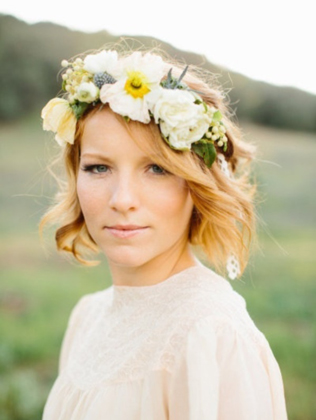 свадебные прически 2021, невеста с каре, свадебная прическа с цветами 