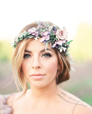 свадебные прически 2021, невеста с каре, свадебная прическа с цветами 