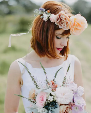свадебные прически 2021, невеста с каре, свадебная прическа с цветами 