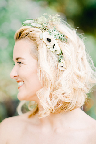 свадебные прически 2021, невеста с каре, свадебная прическа с цветами 