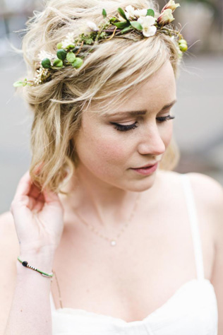 свадебные прически 2021, невеста с каре, свадебная прическа с цветами 