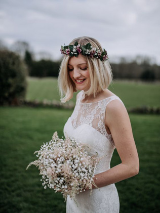 свадебные прически 2021, невеста с каре, свадебная прическа с цветами 