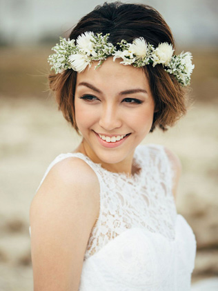 свадебные прически 2021, невеста с каре, свадебная прическа с цветами 