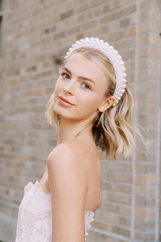 свадебные прически 2021, невеста с каре, украшения для свадебной прически 