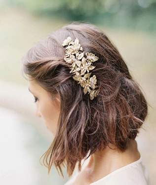 свадебные прически 2021, невеста с каре, украшения для свадебной прически 