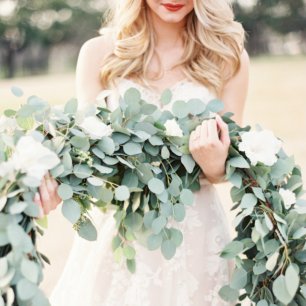 Тренд лета: 7 способов украсить свадьбу цветочными гирляндами