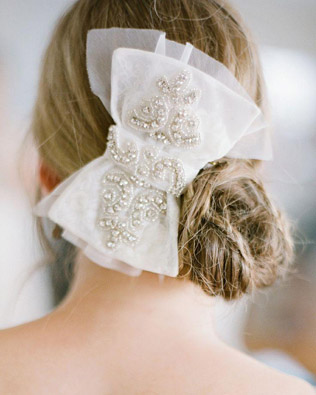 аксессуары для невест 2020, свадебная прическа с бантом 