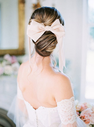 аксессуары для невест 2020, свадебная прическа с бантом 