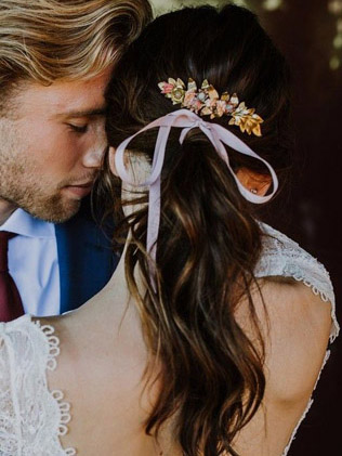 аксессуары для невест 2020, свадебная прическа с лентой 