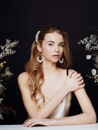 аксессуары для невест 2020, жемчужные серьги и заколка 