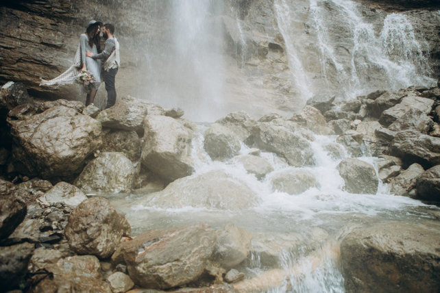 Поцелуй у водопада. Фотограф Денис Клименко 