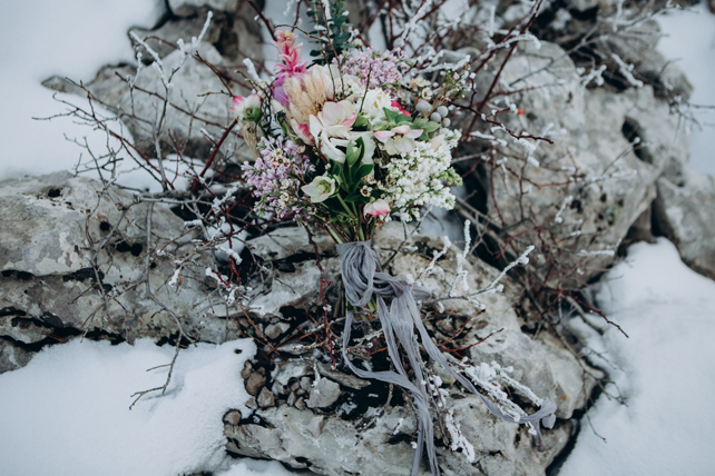 Букет невесты среди камней и снега. Фотограф Денис Клименко 