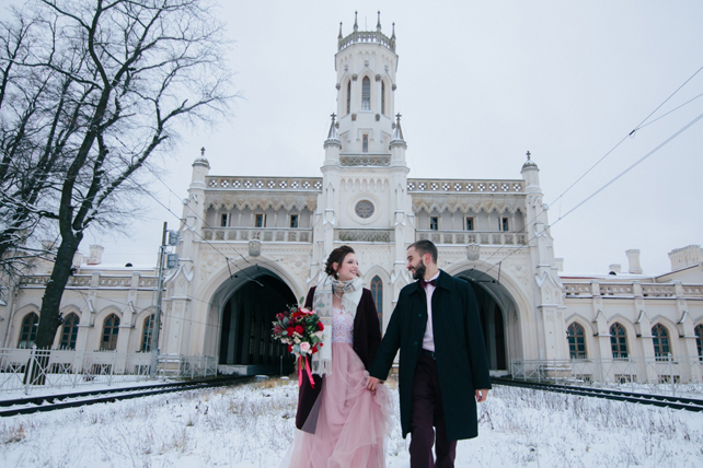 Розовое платье невесты особенно выигрышно смотрится на фоне снега.  