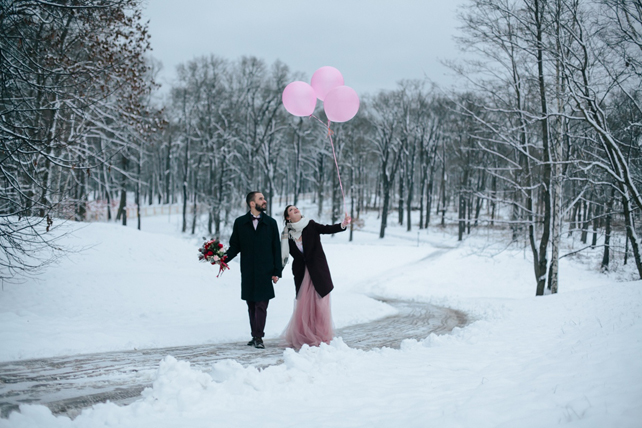 Прогулка молодоженов по заснеженному парку. Фотограф Светлана Колесова
 