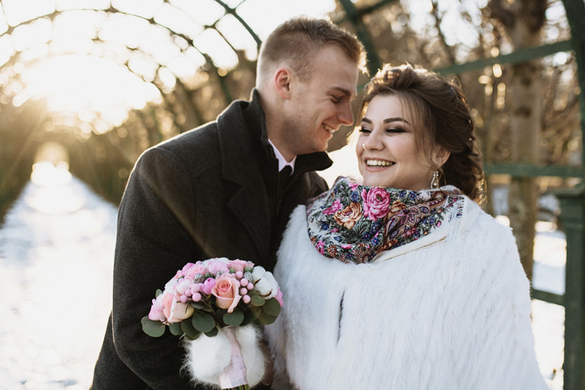 Платок с народными мотивами придает зимней свадьбе особый колорит. Фотограф Дмитрий Логинов
 