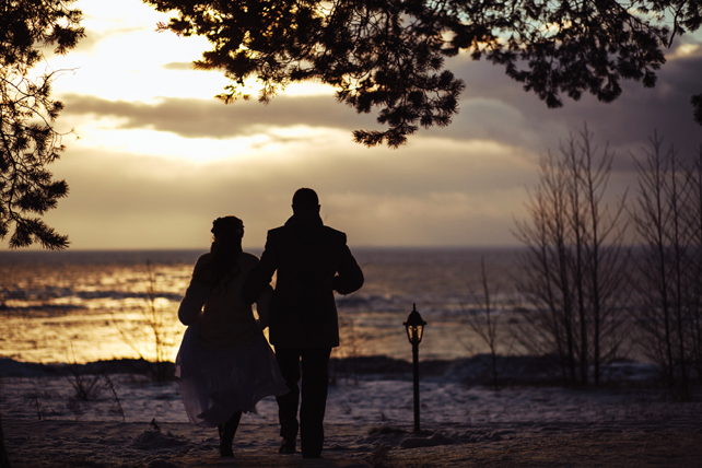 Жених и невеста уходят в закат. Фотограф Дмитрий Логинов 