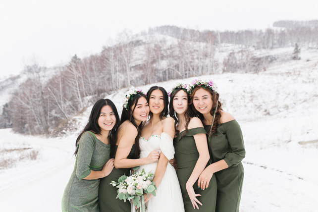 Невеста с подругами на фоне заснеженных Алтайских гор. Фотограф Татьяна Бережнова