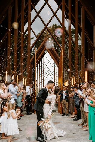 82 песни, которые можно включить во время свадебной церемонии 