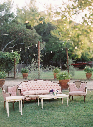 тренды свадебного декора 2019, мебель в декоре свадьбы под открытым небом 