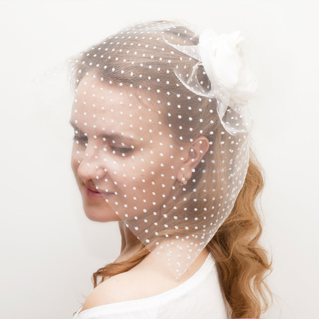 Вуалетка на обруче – стильный аксессуар для невесты