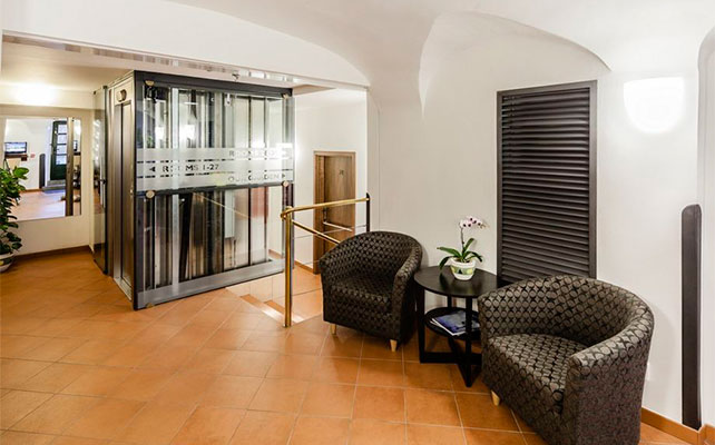 Archibald at the Charles Bridge