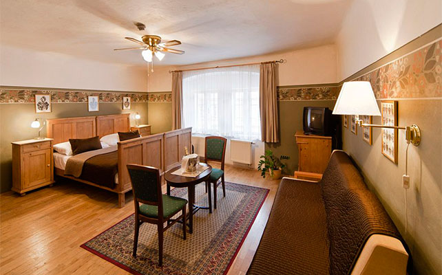 Archibald at the Charles Bridge