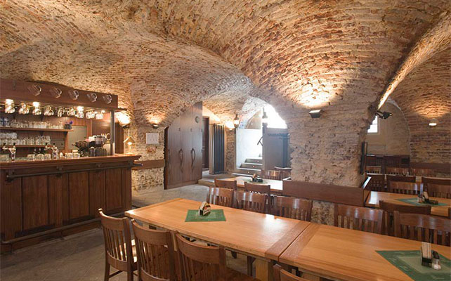 Archibald at the Charles Bridge