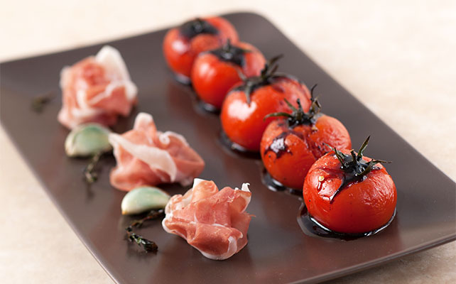 итальянская кухня, печеные томаты и прошутто