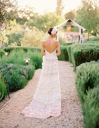 летние свадебные платья с открытой спиной