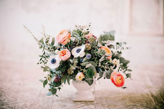 Композиции на стол из ранункулюсов