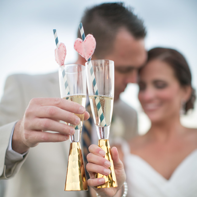 Шампанское на свадьбу: ТОП-5 вариантов оригинального оформления игристого