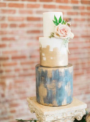 Тренд: свадебные торты, украшенные шоколадными и акварельными мазками 