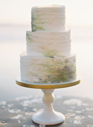 Тренд: свадебные торты, украшенные шоколадными и акварельными мазками 