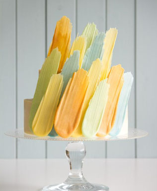 Тренд: свадебные торты, украшенные шоколадными и акварельными мазками 