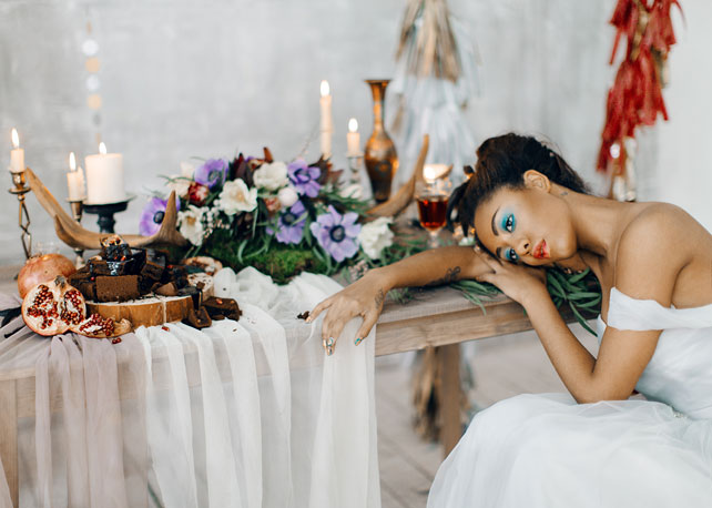 весенняя фотосессия невесты, декор стола, свечи, цветы